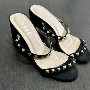 Nit skor/ svarta nit klackar - Suuuperfina köpta utomlands för flera år sedan någon sömn kan vara lite lös men inget som syns eller köns när skon är på!  Går att pruta och hör av er vid frågor💗