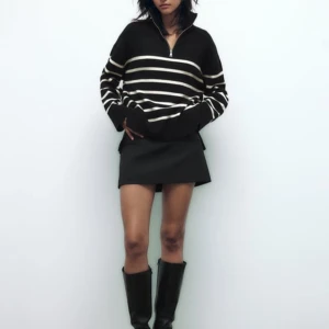 Randig stickad - Svartvit stickad tröja med dragkedja från Zara i storlek small🖤