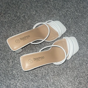 Vita klackar  - Superfina vita klackskor som är helt oanvända.