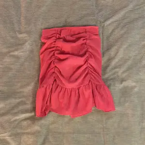 Rosa thought kjol. Använd fåtal gånger. Defekter förekommer, (se andra bilden). Storlek XXS. Köpare står för frakt. 