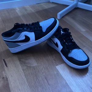 Air Jordan 1 low - Storlek 40 Grå, vit svart Använda typ 2 gånger 