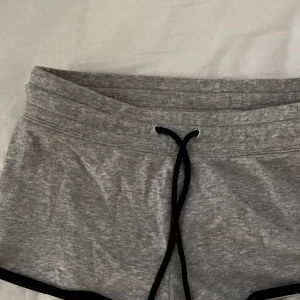 Gråa mjukis shorts - Ett par gråa mjukis shorts från HM i storlek s. Säljer då dom är för små för mig🩶