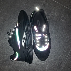 Christian Dior B22 Reflective Black - Christian Dior B22 Reflective Black i utmärkt skick i storlek 45 men passar även 44