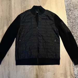 J.lindeberg cardigan - Säljer min J.lindeberg cardigan i extremt bra skick| Storlek: L| Skick 9/10| Nypris: 3200.  Kan gå ner vid snabb affär