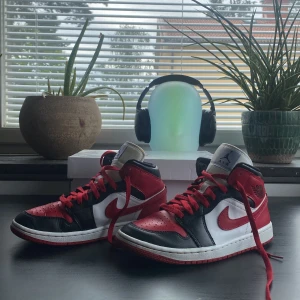 Röda air jordans 1 mid - Storlek 41, säljer för dom är nu för små för mig, är i bra skick, inga repor och kommer clean.