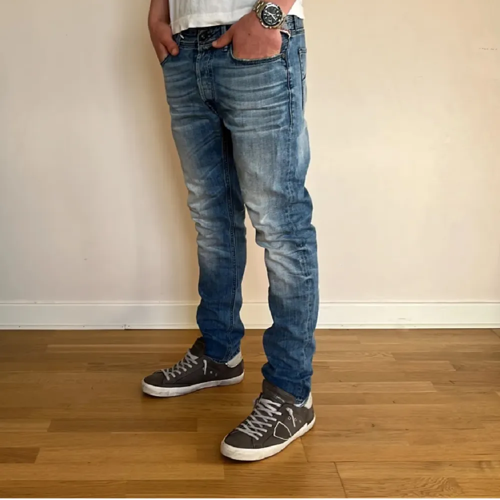 Tjenare! Säljer min Replay boyfit jeans, nytvättade. Jeansen är oanvända och säljer pga för stora.  Nu pris ligger på runt 600-700kr men mitt pris är 499🫡 Hör av er vid frågor!. Jeans & Byxor.