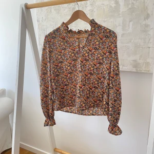 Söt blus  - Blus i fint skick, storlek small. 