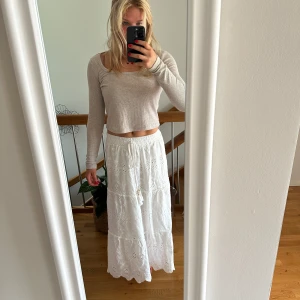Vit kjol - Vit maxikjol, superfin från en butik på Mallorca! Är ca 170 och den går ner till fötterna om jag har den lågmidjad! 