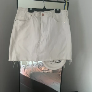 Jeanskjol  - Vit jeanskjol💕 använd max 2 gånger och är i fint skick  Kontakta vid frågor💋