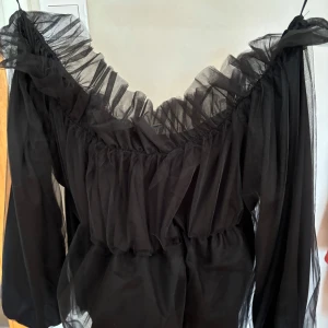 Svart topp/blus - Säljer en svart topp. Den är andvänd en gång. Toppen är från Gina tricot och är i storlek M. 