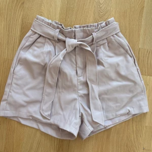 Rosa shorts i pu-läder - Rosa shorts i pu-läder från NA-KD med skärp 🩷