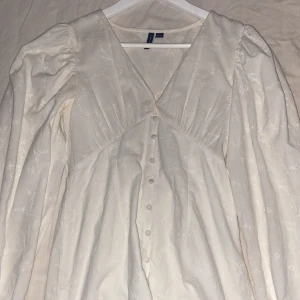 Vero Moda vit klänning - Adoore liknande vit klänning från Vero Moda med blomdetaljer, använd 1 gång, i nyskick. 