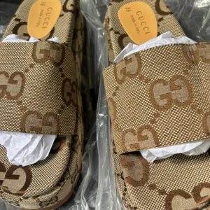 Säljer mina gucci Sandaler i nyskick i storlek 39 pris kan diskuteras så klart - Säljer min ursnygga nya Gucci sandaler i nyskick säljer då de ej kommer till användning den är för lite på mig dock skulle annars behålla