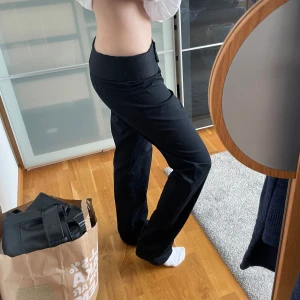 Svarta kostymbyxor  - Super snygga kostymbyxor. Sitter lågmidjade och passar inte mig längre då jag gått ner en storlek. 