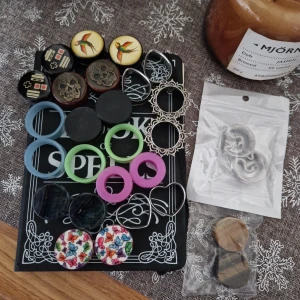 14 par töjningar 25mm  - Fantastiskt fina töjningar/pluggar till öronen i stolek 25 mm. Vissa använda och vissa helt nya. 14 st par. 