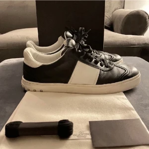 Valentiono flycrew  - Hej, säljer nu dessa valentiono flycrew då de inte kommer till användning längre! Allt og medkommer! 8 nitar borta därav det billiga priset, annars är de i topskick som ni ser på bilderna! Man ser inte det tappade nitarna från sidan! Hör av dig!!😁