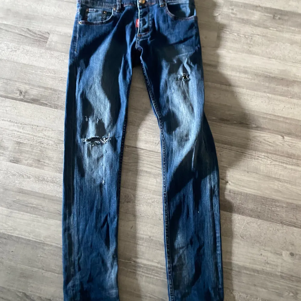 Dsquared2 jeans för små tänkte sälja istället för att kasta dom . Jeans & Byxor.