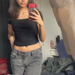 Svart T-shirt  - Topp Från bikbok, knappt använd (Tvättar innan jag skickar), SÄLJER ÄVEN EN VIT I S, KÖP TILSAMMANS FÖR 70kr