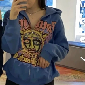 Cool färgglad hoodie - En cool zip up hoodie med sol tryck på framsidan. Lite Oversized i modellen