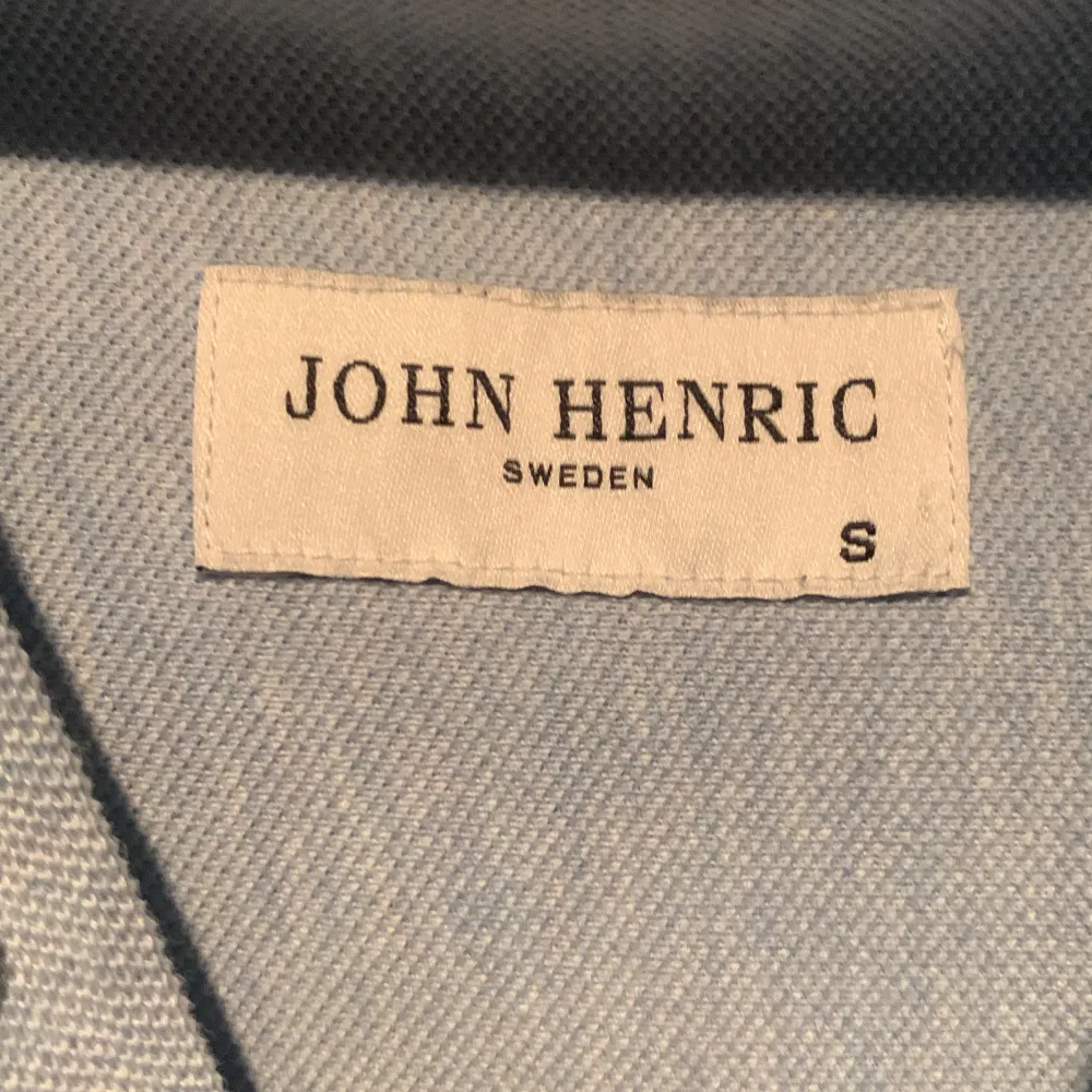 En fin John Henric tröja som knappt är använd. Skick 10/10. Tröjor & Koftor.