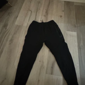 Nike tech  - Haft runt 1 år stolek s eller m 