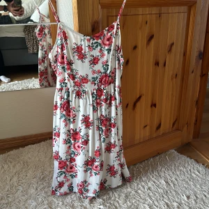 Sommarklänning☀️ - Jättefin sommarklänning från H&M. Perfekt för picknicken med kompisar🌸