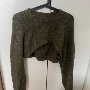 Croppad tröja - Superfin croppas tröja, snygg att ha över linnen eller andra toppar