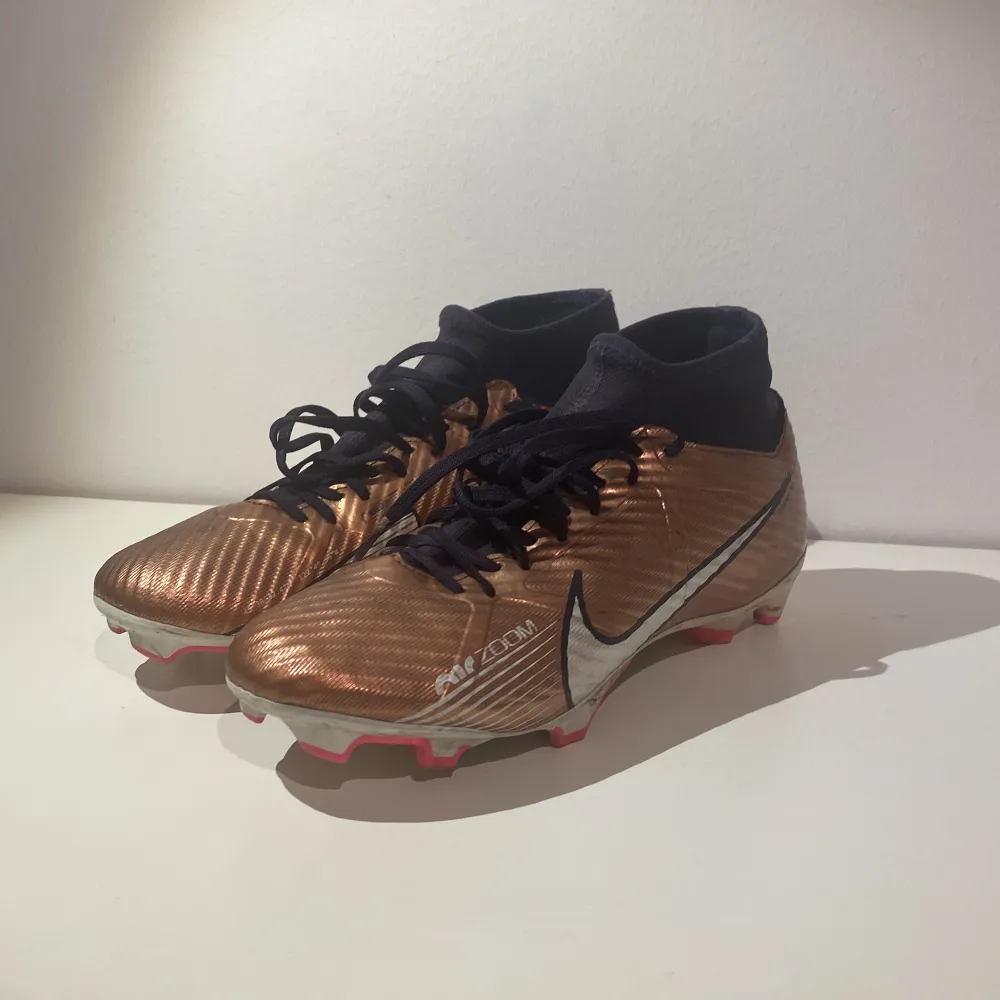 Hej! Jag säljer min Nike Zoom Superfly 9 Academy de är i nästan nytt skick nästan inga slitage men såklar visats typiska slitage gör fotbollsskor de är använda i 1 säsong. Köpta för 1199. Hör av er vid minsta lilla fråga!!. Skor.