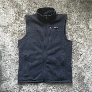 Blå Patagonia vest - Västen är endast använd en gång och har inga tecken på användning eller slitage.  Västen är i storlek M och passar true to size.  Vid fler frågor eller bilder är det bara att meddela !