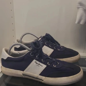 Pepe jeans skor - Säljer mina pepe jeans skor som jag inte använder så mycket längre. Skick 8/10. Köpt för 800 säljer för 450💯💯. 