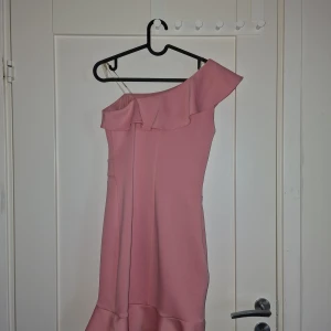 Stilren Rosa Klänning - Säljer min mammas rosa klänning. Den är använd endast ett fåtal gånger. Den är i storlek 38 ich väldigt bra skick. Släpper den för 499:-