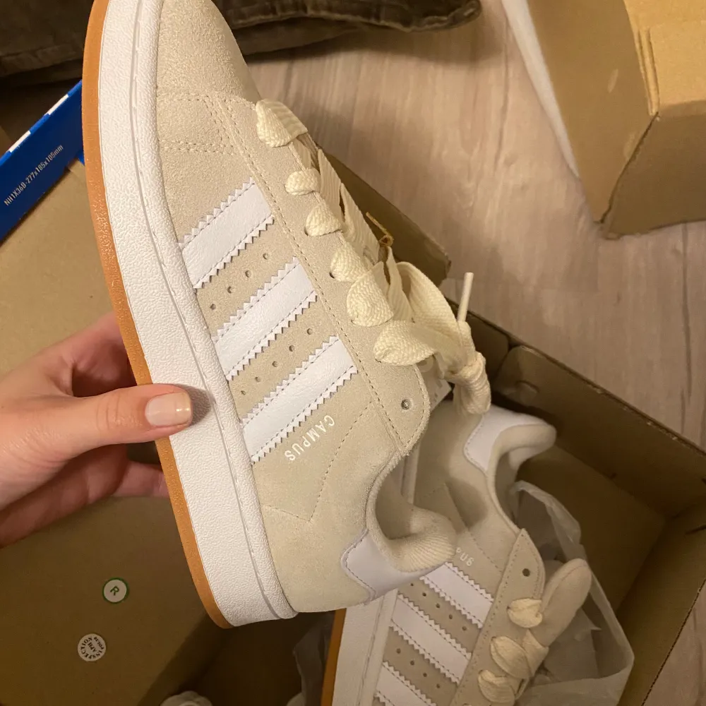 Helt nya adidas campus. Kan skicka fler bilder i chatten. Säljer för jag köpte två olika storlekar. Skor.