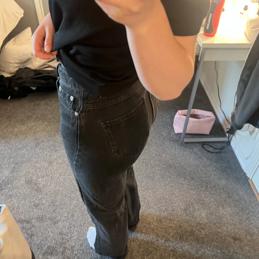 Jeans från NAKD i strl 36! Inte jätteanvända men gamla 🥰. Jeans & Byxor.