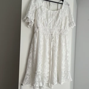 Vit sommarklänning! - En vit sommarklänning i luftigt material! Gott skick🌸 Storleken står som 2XL men fungerar ned till L också!
