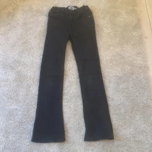 Jeans - Säljer nu ett par jeans i bra skick då dem är för korta på mig. Om du vill ha fler bilder så är det bara att höra av sig. Bootcut jeans