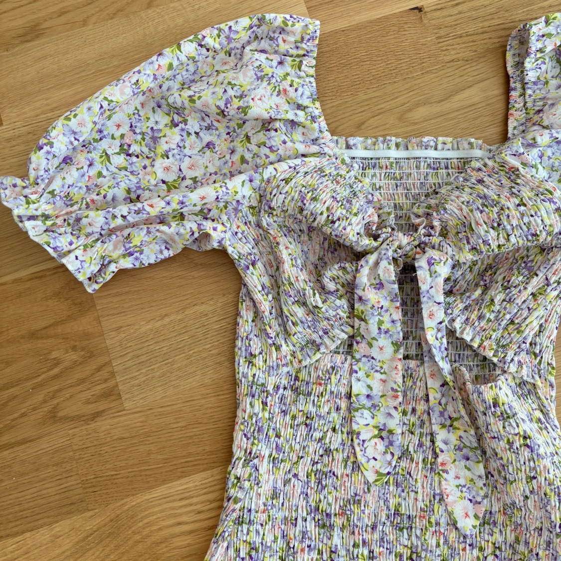 Blommig klänning med öppen yta under bysten - 90