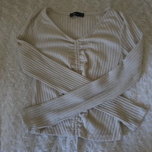 Y2k tröja - En fin beige tröja som passar till stillen y2k🤍💫✨️