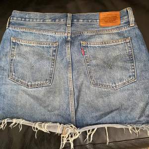 Kort jeanskjol Levis 29”.