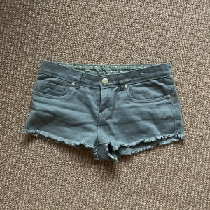 Jeans shorts - Militärgröna lowwaisted jeansshorts i storlek 34⭐️