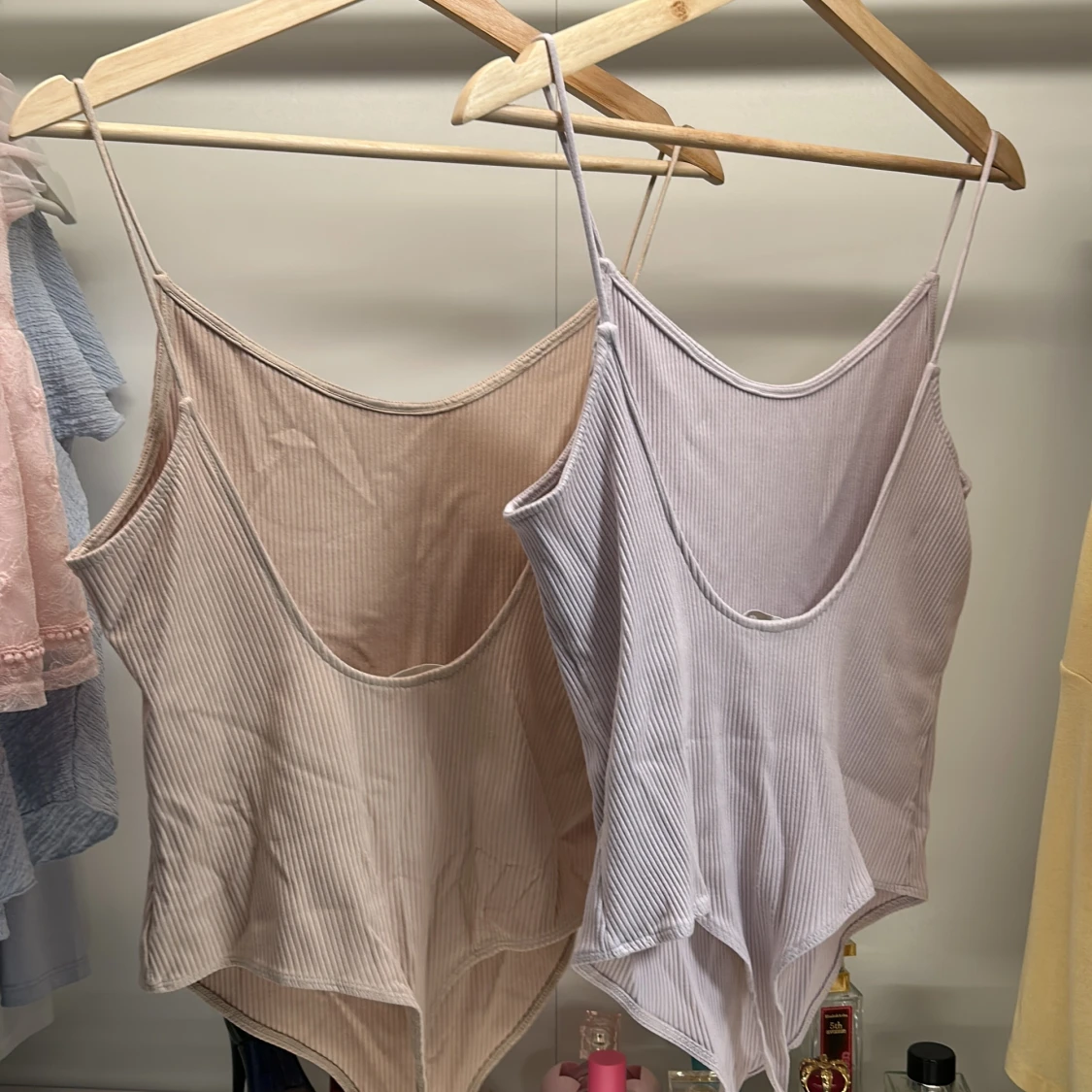 Två bodys med öppen rygg en Beige och en lila. - 90