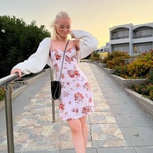 Klänning blommig  - Blommig klänning med korsettliknande överdel!  använd fåtal gånger, säljs pga blivit för liten