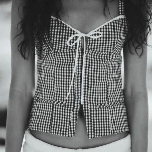 Zara topp - Har nog aldrig fått så mycket komplimanger på ett plagg som när jag haft denna! Skulle beskriva den som en typ utav korsett topp, med lite insydd midja och världens gulligatse rosett detalj! Hör av er vid egna prisförslag eller frågor! 💕💕