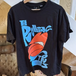 Rolling stones tröja  - En Rolling stones tröja från H&M i storlek XL. Använd en gång. Vid intresse hör gärna av er! 