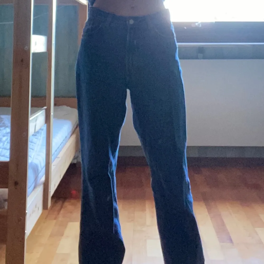 Blå jeans ifrån monki. Storlek 27.  Passar mig bra i längden jag är 167 Säljer eftersom dom blivit förstora för mig. Använt en del men inga hål och dom är inte slitna. Dom har rak passform och är midwaist. Köpte för 500kr . Jeans & Byxor.