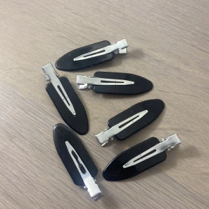 Svarta hårspänne från normal  - Säljer dessa hårspännen då det ej kommer till användning. Använd en gång och köptes föra året. Är 6 st alla ingår. 