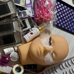 Frans kit  - Ett kit för fransfölägning där allt ingår, perfekt nu till sommaren om man vill börja göra fransar eller ha det som hobby. Nytt lim ingår samt ett öppnat. Mycket nytt, finns även en behandlingssäng som kan köpas för 250kr extra kan skicka bild