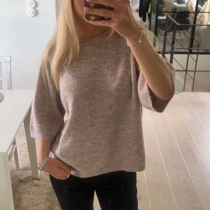 Stickad t-shirt - Stickad t-shirt. Aldrig använd. M men passar perfekt på min som vanligtvis har Xs/S