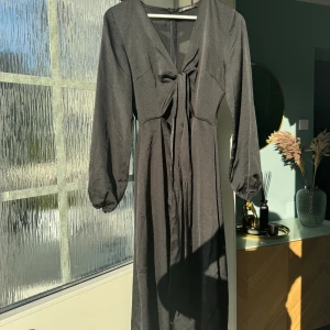 Svart Gina tricot klänning  - Svart Gina tricot klänning använd endast en gång . Ny pris 599kr mitt pris 260