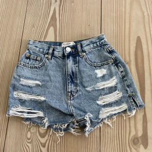 JEANSSHORTS  - Jeansshorts köpta för 250, men säljer för 150❤️Använda fåtal gånger ☀️Säljer pga att jag rensar i garderoben 💕 Skriv för fler frågor eller bilder - kan även mötas upp i Stockholm ☀️