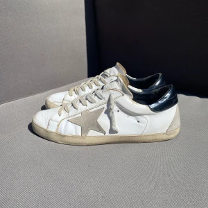 Golden goose - Hej. Säljer dessa jättefina goldem goose skor i skick 9/10. Vill ni ha fler bilder är det bara att skriva! Vid köp tillkommer skorna och dustbag! Mvh/reselluxe